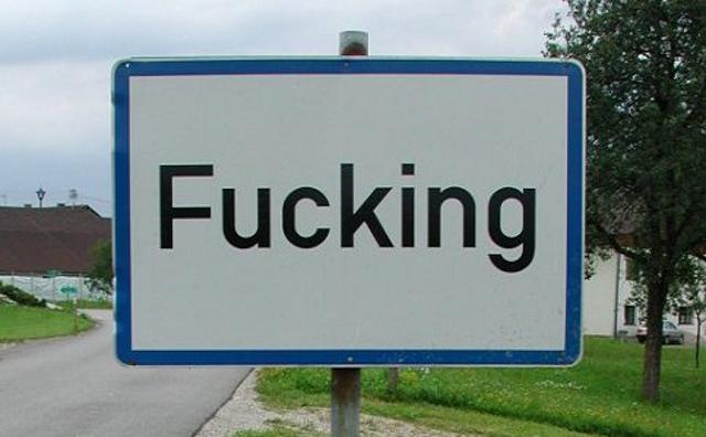 Fucking, деревня Фуккинг, Фуккинг, знак рядом с которым все фотографируются, фото